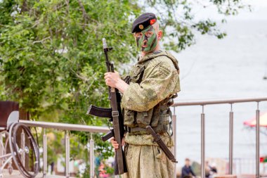 Rusya, Vladivostok, 05/09/2018. Silahlı asker Rus ordusu özel kuvvetler portresi. Rusya gün onuruna sahnede gerçekleştirir. Yıllık kutlama 12 Haziran gününde Rusya. Gösteri ve performans.