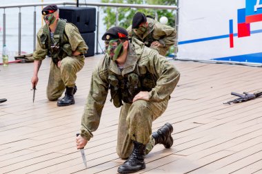 Rusya, Vladivostok, 05/09/2018. Rus Ordusu Özel Kuvvetler Silahlı askerler Rusya gün onuruna sahnede gerçekleştirin. Yıllık kutlama 12 Haziran gününde Rusya. Gösteri ve performans.