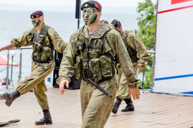 Rusya, Vladivostok, 05/09/2018. Rus Ordusu Özel Kuvvetler Silahlı askerler Rusya gün onuruna sahnede gerçekleştirin. Yıllık kutlama 12 Haziran gününde Rusya. Gösteri ve performans.