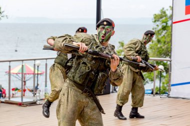 Rusya, Vladivostok, 05/09/2018. Rus Ordusu Özel Kuvvetler Silahlı askerler Rusya gün onuruna sahnede gerçekleştirin. Yıllık kutlama 12 Haziran gününde Rusya. Gösteri ve performans.