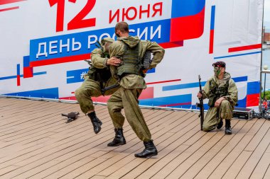 Rusya, Vladivostok, 05/09/2018. Rus Ordusu Özel Kuvvetler Silahlı askerler Rusya gün onuruna sahnede gerçekleştirin. Yıllık kutlama 12 Haziran gününde Rusya. Gösteri ve performans.