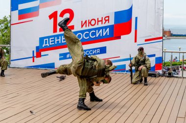 Rusya, Vladivostok, 05/09/2018. Rus Ordusu Özel Kuvvetler Silahlı askerler Rusya gün onuruna sahnede gerçekleştirin. Yıllık kutlama 12 Haziran gününde Rusya. Gösteri ve performans.