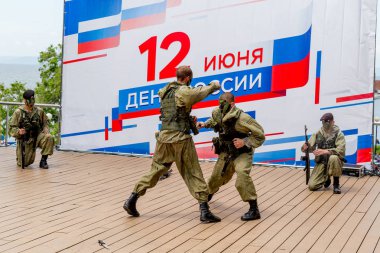 Rusya, Vladivostok, 05/09/2018. Rus Ordusu Özel Kuvvetler Silahlı askerler Rusya gün onuruna sahnede gerçekleştirin. Yıllık kutlama 12 Haziran gününde Rusya. Gösteri ve performans.