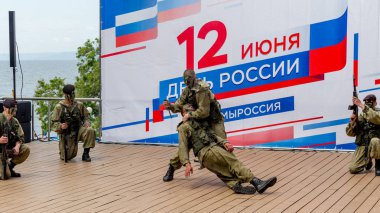 Rusya, Vladivostok, 05/09/2018. Rus Ordusu Özel Kuvvetler Silahlı askerler Rusya gün onuruna sahnede gerçekleştirin. Yıllık kutlama 12 Haziran gününde Rusya. Gösteri ve performans.