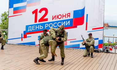 Rusya, Vladivostok, 05/09/2018. Rus Ordusu Özel Kuvvetler Silahlı askerler Rusya gün onuruna sahnede gerçekleştirin. Yıllık kutlama 12 Haziran gününde Rusya. Gösteri ve performans.