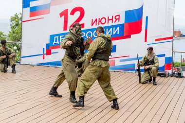 Rusya, Vladivostok, 05/09/2018. Rus Ordusu Özel Kuvvetler Silahlı askerler Rusya gün onuruna sahnede gerçekleştirin. Yıllık kutlama 12 Haziran gününde Rusya. Gösteri ve performans.