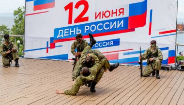 Rusya, Vladivostok, 05/09/2018. Rus Ordusu Özel Kuvvetler Silahlı askerler Rusya gün onuruna sahnede gerçekleştirin. Yıllık kutlama 12 Haziran gününde Rusya. Gösteri ve performans.