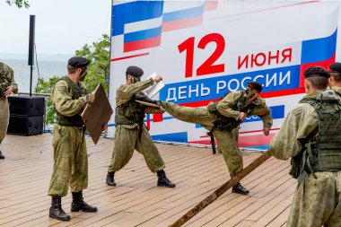 Rusya, Vladivostok, 05/09/2018. Rus Ordusu Özel Kuvvetler Silahlı askerler Rusya gün onuruna sahnede gerçekleştirin. Yıllık kutlama 12 Haziran gününde Rusya. Gösteri ve performans.