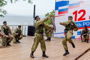 Rusya, Vladivostok, 05/09/2018. Rus Ordusu Özel Kuvvetler Silahlı askerler Rusya gün onuruna sahnede gerçekleştirin. Yıllık kutlama 12 Haziran gününde Rusya. Gösteri ve performans.
