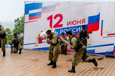 Rusya, Vladivostok, 05/09/2018. Rus Ordusu Özel Kuvvetler Silahlı askerler Rusya gün onuruna sahnede gerçekleştirin. Yıllık kutlama 12 Haziran gününde Rusya. Gösteri ve performans.