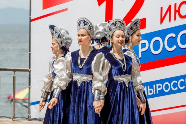 Rússia Vladivostok 2018 Lindas Senhoras Trajes Tradicionais Russos Apresentam Palco — Fotografia de Stock
