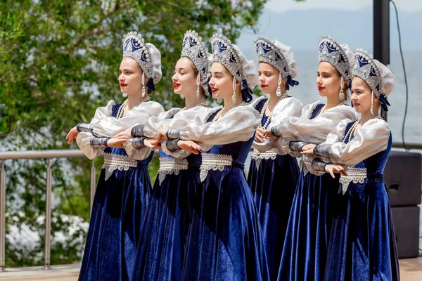 Rússia Vladivostok 2018 Lindas Senhoras Trajes Tradicionais Russos Apresentam Palco — Fotografia de Stock