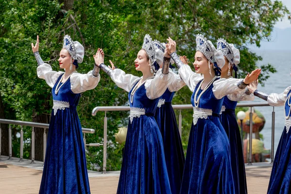 Rusland Vladivostok 2018 Mooie Dames Klederdracht Russische Uitvoeren Het Podium — Stockfoto