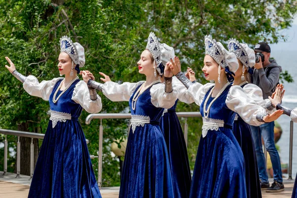 Rússia Vladivostok 2018 Lindas Senhoras Trajes Tradicionais Russos Apresentam Palco — Fotografia de Stock