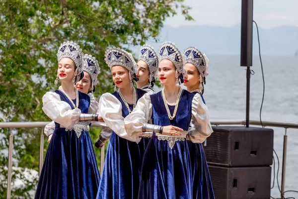 Russland Wladiwostok 2018 Schöne Damen Traditionellen Russischen Kostümen Treten Auf — Stockfoto