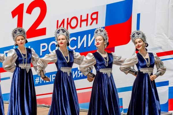 Rússia Vladivostok 2018 Lindas Senhoras Trajes Tradicionais Russos Apresentam Palco — Fotografia de Stock