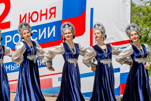 Rusland Vladivostok 2018 Mooie Dames Klederdracht Russische Uitvoeren Het Podium — Stockfoto