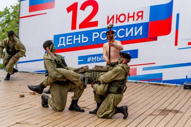 Rusya, Vladivostok, 05/09/2018. Rus Ordusu Özel Kuvvetler Silahlı askerler Rusya gün onuruna sahnede gerçekleştirin. Yıllık kutlama 12 Haziran gününde Rusya. Gösteri ve performans.