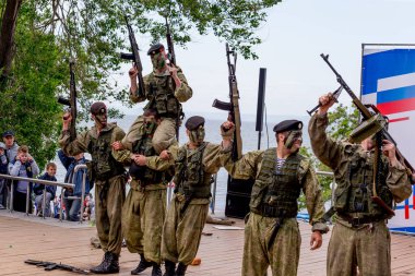 Rusya, Vladivostok, 05/09/2018. Rus Ordusu Özel Kuvvetler Silahlı askerler Rusya gün onuruna sahnede gerçekleştirin. Yıllık kutlama 12 Haziran gününde Rusya. Gösteri ve performans.