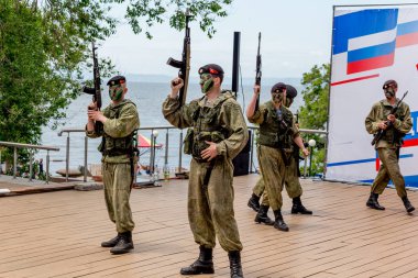 Rusya, Vladivostok, 05/09/2018. Rus Ordusu Özel Kuvvetler Silahlı askerler Rusya gün onuruna sahnede gerçekleştirin. Yıllık kutlama 12 Haziran gününde Rusya. Gösteri ve performans.