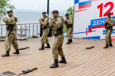 Rusya, Vladivostok, 05/09/2018. Rus Ordusu Özel Kuvvetler Silahlı askerler Rusya gün onuruna sahnede gerçekleştirin. Yıllık kutlama 12 Haziran gününde Rusya. Gösteri ve performans.