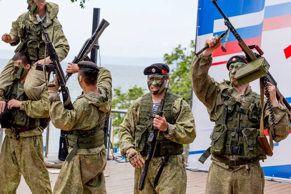 Rusya, Vladivostok, 05/09/2018. Rus Ordusu Özel Kuvvetler Silahlı askerler Rusya gün onuruna sahnede gerçekleştirin. Yıllık kutlama 12 Haziran gününde Rusya. Gösteri ve performans.