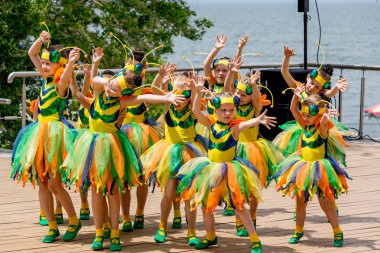 Rusya, Vladivostok, 06/12/2018. Arıların komik kostümleri güzel küçük kız sahnede dans gerçekleştirin. Haziran 12 yıllık Rusya günü kutlaması. Çocukların performans. Gösteri ve performans.