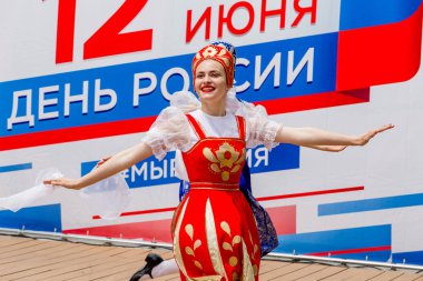 Rusya, Vladivostok, 06/12/2018. Portre sevimli bayanın geleneksel Rus (Slav) giysili renksizdir. Sahnede performans üzerinde Haziran 12 yıllık Rusya günü. Gösteri ve performans.
