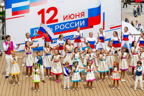 Россия, Владивосток, 06.12.2018 г. Чайлды в красочных одеждах, раскрашенных под российский флаг, исполняют песню на сцене. Празднование ежегодного Дня России 12 июня. Детское представление. Праздничное шоу и мероприятия
.