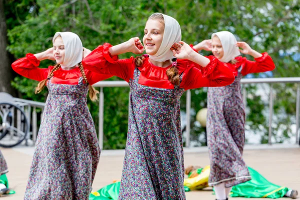 Rússia Vladivostok 2018 Retrato Jovem Adorável Menina Vestida Tradicional Russo — Fotografia de Stock