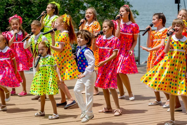 Rússia Vladivostok 2018 Crianças Vestidas Com Roupas Coloridas Cantam Palco — Fotografia de Stock