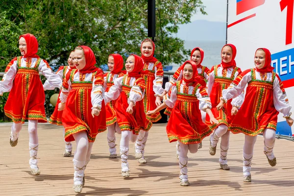 Rússia Vladivostok 2018 Jovens Bonitas Roupas Tradicionais Russas Eslavas Apresentam — Fotografia de Stock