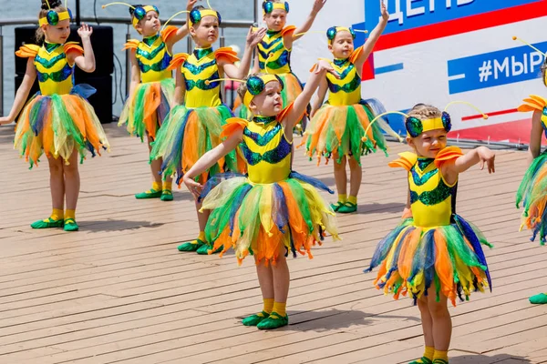 Rusia Vladivostok 2018 Niñas Bonitas Trajes Divertidos Abejas Realizan Baile — Foto de Stock