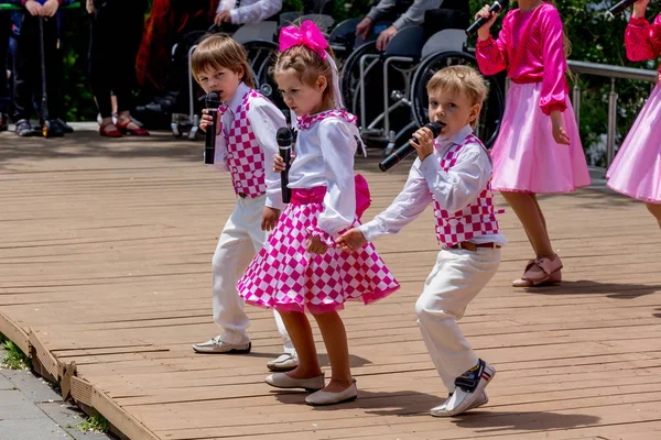 Rússia Vladivostok 2018 Crianças Vestidas Com Roupas Coloridas Cantam Palco — Fotografia de Stock