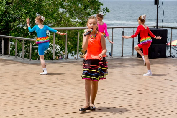 Rússia Vladivostok 2018 Menina Adorável Nova Roupas Coloridas Executar Música — Fotografia de Stock
