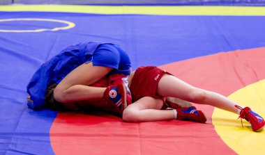 Rusya, Vladivostok, 06/30/2018. 2003-2004'te doğan kızlar arasında rekabet güreş. Dövüş sanatları ve spor mücadele genç turnuva.