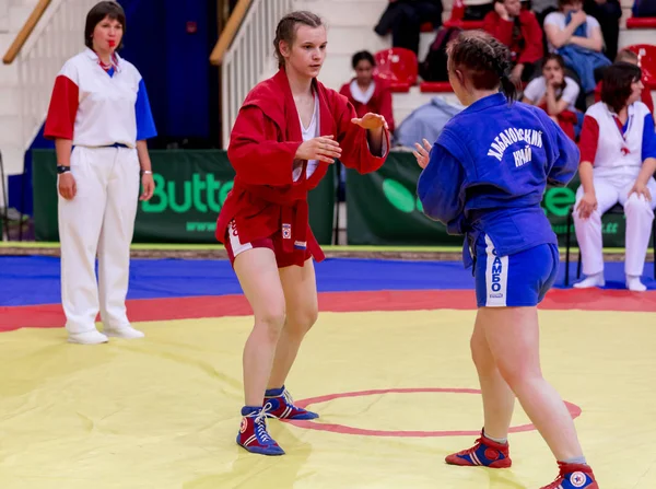 Rusya, Vladivostok, 06/30/2018. 2003-2004'te doğan kızlar arasında rekabet güreş. Dövüş sanatları ve spor mücadele genç turnuva.