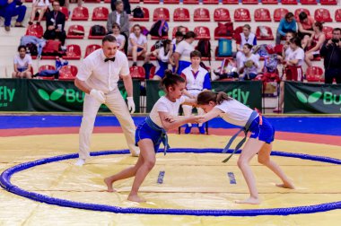 Rusya, Vladivostok, 06/30/2018. Sumo yarışma 2003-2004'te doğan kızlar arasında. Dövüş sanatları ve spor mücadele genç turnuva.