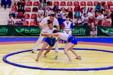 Rusya, Vladivostok, 06/30/2018. Sumo yarışma 2003-2004'te doğan kızlar arasında. Dövüş sanatları ve spor mücadele genç turnuva.