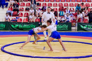 Rusya, Vladivostok, 06/30/2018. Sumo yarışma 2003-2004'te doğan kızlar arasında. Dövüş sanatları ve spor mücadele genç turnuva.