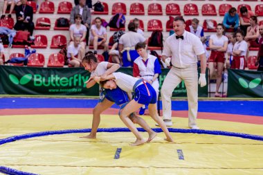 Rusya, Vladivostok, 06/30/2018. Sumo yarışma 2003-2004'te doğan kızlar arasında. Dövüş sanatları ve spor mücadele genç turnuva.