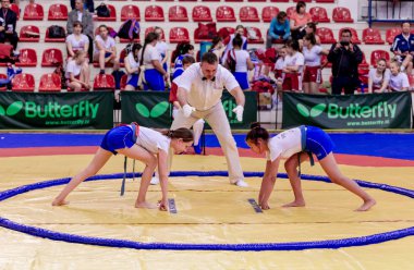 Rusya, Vladivostok, 06/30/2018. Sumo yarışma 2003-2004'te doğan kızlar arasında. Dövüş sanatları ve spor mücadele genç turnuva.