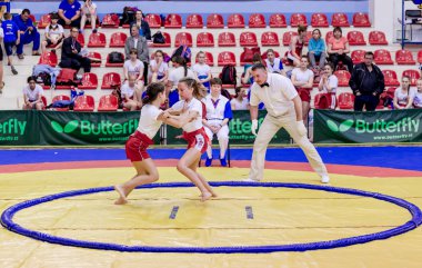 Rusya, Vladivostok, 06/30/2018. Sumo yarışma 2003-2004'te doğan kızlar arasında. Dövüş sanatları ve spor mücadele genç turnuva.