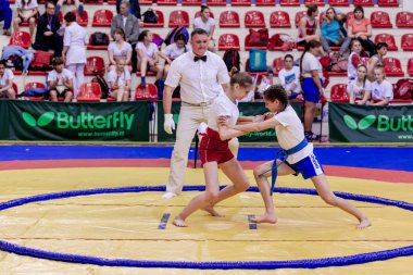 Rusya, Vladivostok, 06/30/2018. Sumo yarışma 2003-2004'te doğan kızlar arasında. Dövüş sanatları ve spor mücadele genç turnuva.