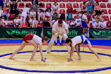 Rusya, Vladivostok, 06/30/2018. Sumo yarışma 2003-2004'te doğan kızlar arasında. Dövüş sanatları ve spor mücadele genç turnuva.