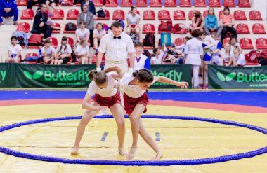 Rusya, Vladivostok, 06/30/2018. Sumo yarışma 2003-2004'te doğan kızlar arasında. Dövüş sanatları ve spor mücadele genç turnuva.