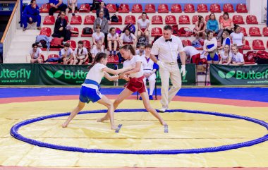 Rusya, Vladivostok, 06/30/2018. Sumo yarışma 2003-2004'te doğan kızlar arasında. Dövüş sanatları ve spor mücadele genç turnuva.