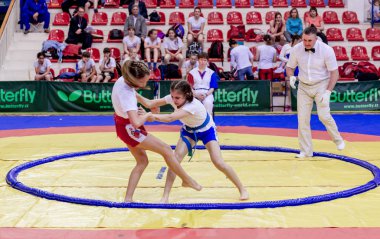 Rusya, Vladivostok, 06/30/2018. Sumo yarışma 2003-2004'te doğan kızlar arasında. Dövüş sanatları ve spor mücadele genç turnuva.