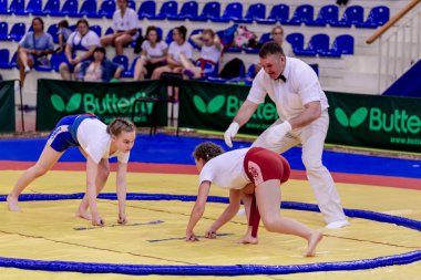 Rusya, Vladivostok, 06/30/2018. Sumo yarışma 2003-2004'te doğan kızlar arasında. Dövüş sanatları ve spor mücadele genç turnuva.