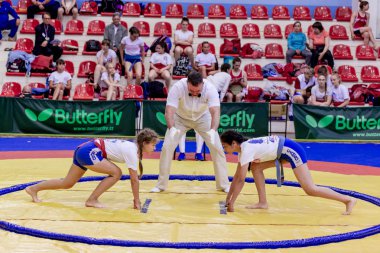 Rusya, Vladivostok, 06/30/2018. Sumo yarışma 2003-2004'te doğan kızlar arasında. Dövüş sanatları ve spor mücadele genç turnuva.